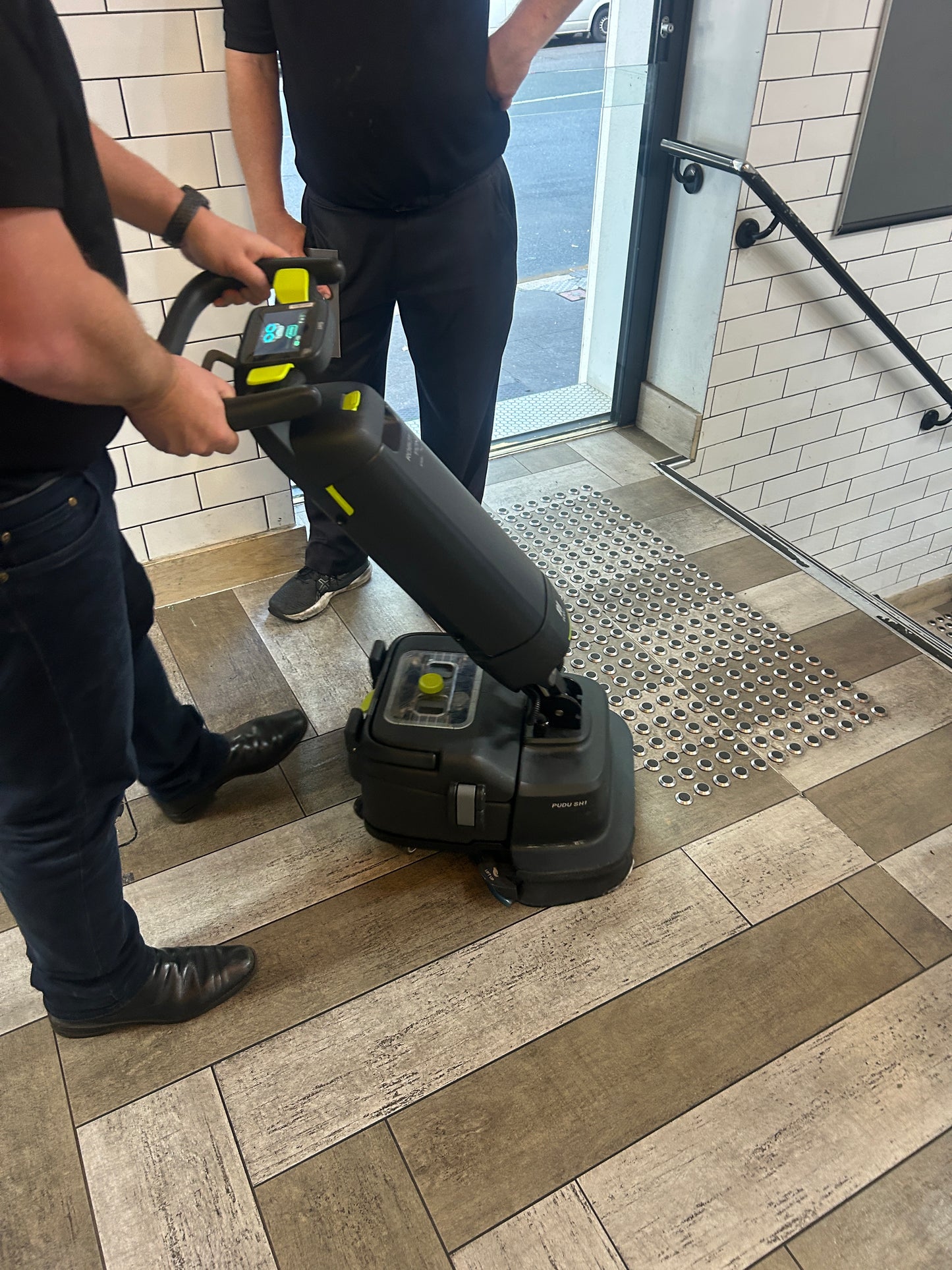 SH1 FLOOR SCRUBBER DRYER