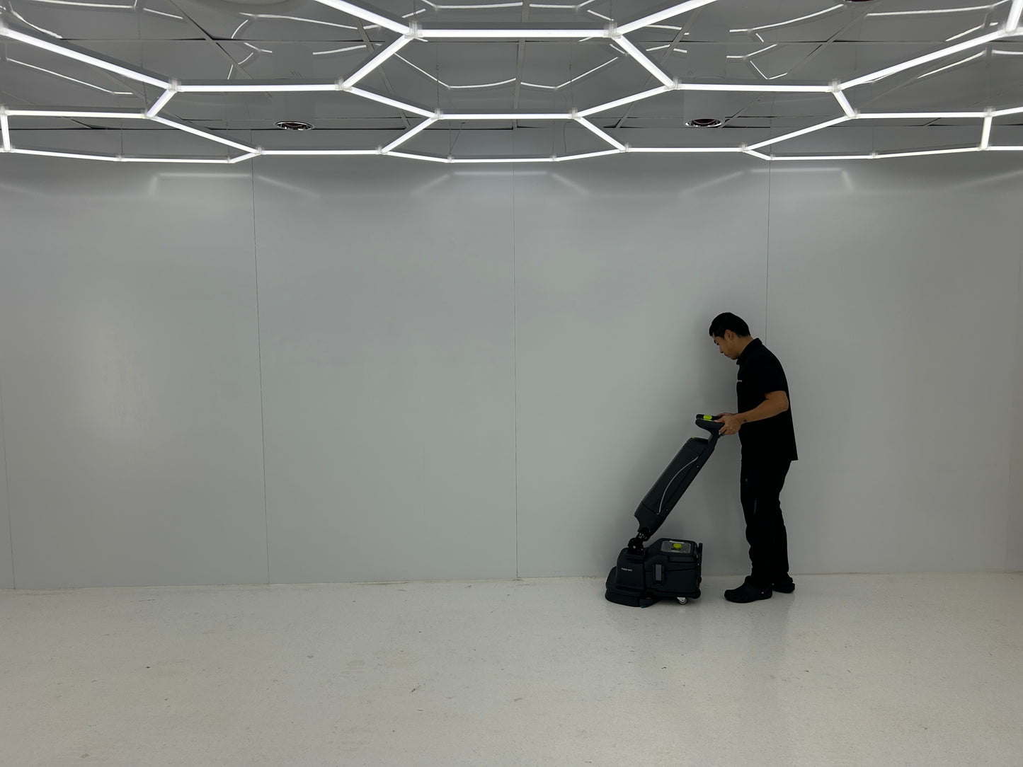 SH1 FLOOR SCRUBBER DRYER
